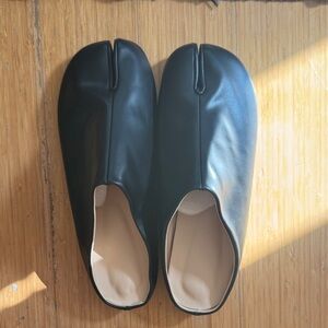 Black Leather Split-Toe Shoes